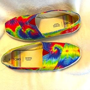 TOMS Unity Collection 2020 tie dye rainbow pride sneakers 8